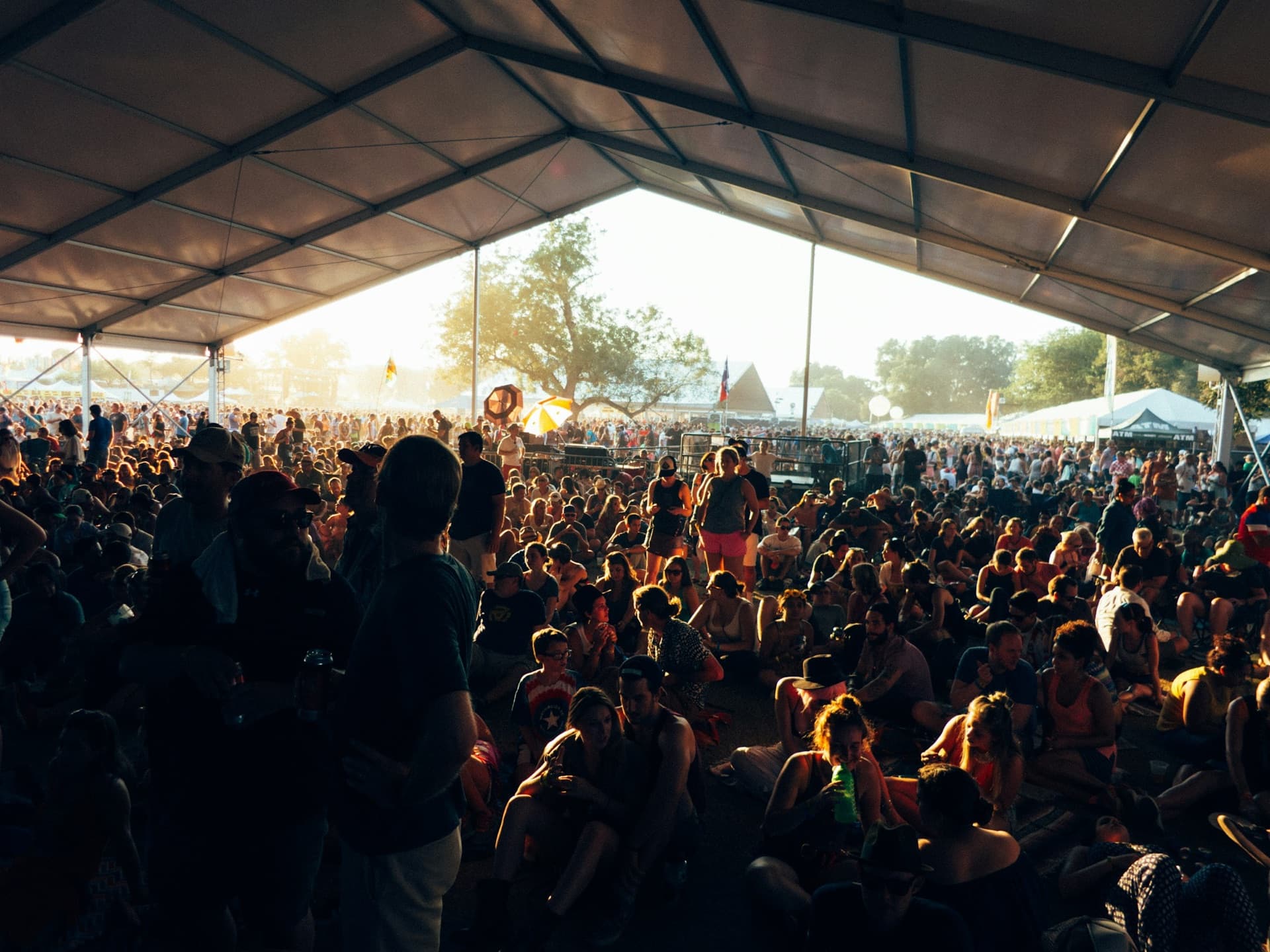 Volle feesttent met mensen